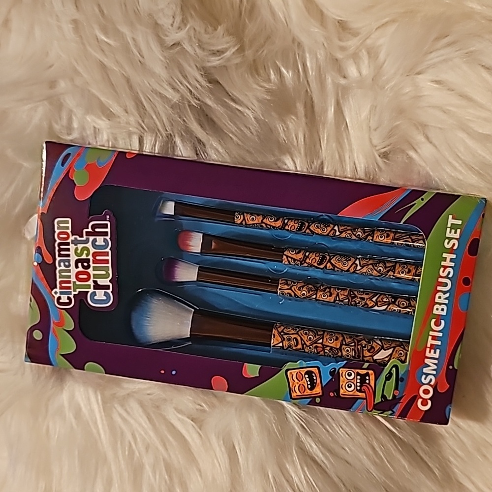 Cinnamon Toast Crunch 4 Piece Cosmetic Brush Set - Picture 11 of 12
